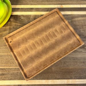 La planche à découper en bois naturel combine l'artisanat traditionnel avec la praticité et la sécurité de la cuisine moderne - Product Image 4