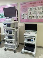 Chariot médical tout-en-un avec bras de moniteur et tiroir de rangement pour les salles d'opération, les suites d'endoscopie, les centres d'imagerie organise les moniteurs