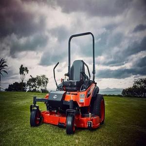 Mini Tractor Cortacésped Rojo con Motor Diésel y Accesorio para Desbrozar para Jardinería y Paisajismo - Product Image 1