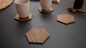 Sous-verres en bois de forme hexagonale Ensemble de quatre pièces avec supports Meilleur fabriqué - Product Image 3