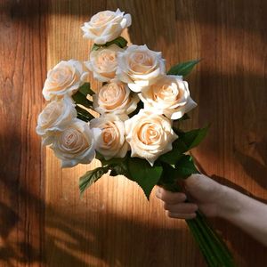5つの茎のパックリアルタッチアプリコットローズシルク造花花びら新鮮なバラのように感じて見える結婚式のブライダルの家の装飾