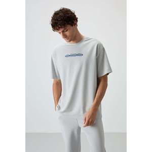 เสื้อยืดผู้ชาย Air Jones สีเทาสโตน ทรงโอเวอร์ไซส์ ผ้าคอตตอนผสม พื้นผิวมีเท็กซ์เจอร์ พร้อมลายกราฟิกพิมพ์ ผ้าเนื้อหนา - Product Image 1