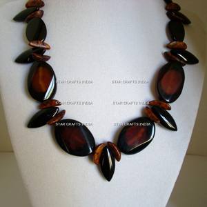 Collier antique Bijoux de mode pour femmes de l'Inde Collier en résine fait main au look tendance avec une finition attrayante - Product Image 3