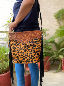 Sac à main élégant en cuir de fourrure léopard pour femmes Sac à bandoulière élégant à la main Fringe Gypsy Boho Sac à bandoulière en cuir Nouvelle collection - Product Image 5