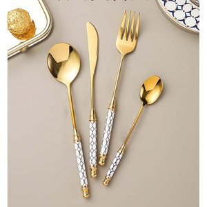 Ensemble de couverts mats dorés personnalisables avec couteaux modernes à manche en céramique et fourchette cuillère pour la rentrée scolaire - Product Image 3