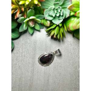 Pendentif Thomas Francisco en Sugilite et Argent Sterling avec Sertissage clos, Plaqué Or Rose et Rhodium, Motif Numérique Moderne, Bijou Charme - Product Image 4