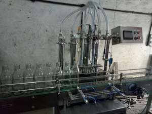 Machine de remplissage de bouteilles automatique à servo-commande industrielle très demandée pour l'huile comestible, l'huile lubrifiante, le sirop, disponible à la vente - Product Image 2