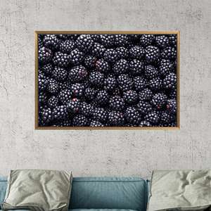 Arte moderno impreso en lienzo: elegante decoración de pared con diseño de bayas para una decoración única de la habitación, 1 pieza: con marco dorado - Product Image 1