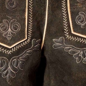 Pantalones cortos tradicionales unisex con diseño de bordado personalizado, pantalones cortos bávaros, Lederhosen para hombre - Product Image 3