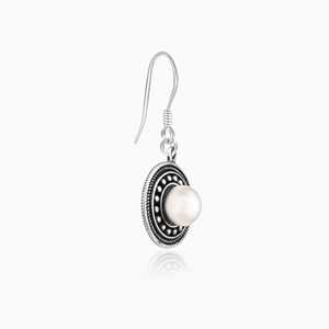 Boucles d'oreilles pendantes en argent oxydé avec perles Accessoire de bijoux élégant et luxueux - Product Image 1