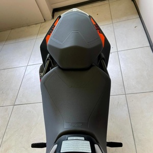 Para la categoría de productos de motocicletas deportivas KTM Duke 390 - Product Image 2