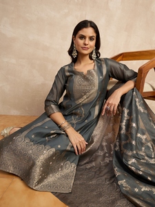 Elegante Conjunto de Kurti y Pantalón de Seda para Fiesta con Cuello con Bordado, Tela de Seda, Dupatta Jacquard Estampada y Pantalón con Encaje - Product Image 6