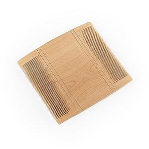 Peigne à cheveux en bois classique de marque privée pour améliorer la circulation sanguine dans le cuir chevelu et distribuer des huiles naturelles aux extrémités - Product Image 3