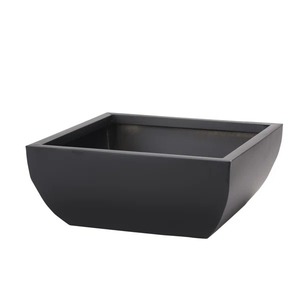 Elegante maceta de metal negro creada para casas de moda que ofrece un aspecto atrevido y lujoso para decoraciones de interiores y exteriores - Product Image 1