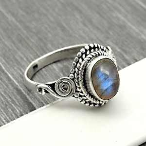 Bague classique en argent sterling 925 oxydé avec pierre précieuse labradorite sertie en bélière, belle bague de fiançailles de style bohème - Product Image 1
