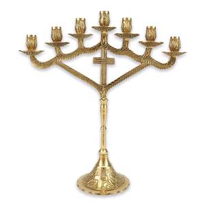 Candélabre en métal pour la décoration d'autel d'église reflétant la beauté intemporelle et la grâce religieuse dans les espaces cérémoniels - Product Image 3