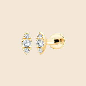 Pendiente de cartílago con triple piedra redonda y diamante de 0.05 quilates F-VS en oro macizo de 14K para novias, bodas, compromisos y fiestas. - Product Image 2