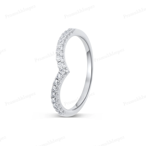 Anillo de Chevron de moissanita VVS personalizado para mujer, banda de boda apilable de corte redondo en plata de ley S925, diseño de joyería fina - Product Image 1
