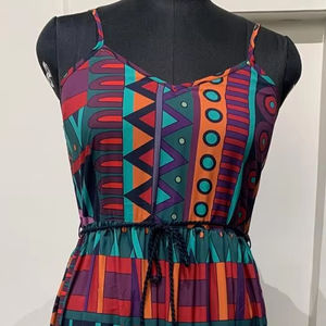 Robe maxi bohème à imprimé floral pour femmes Urban Drape, été, imprimé floral abstrait, bretelles spaghetti, taille naturelle, détail en pompon - Product Image 1