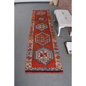 Alfombra Vintage Herki Runner de 2.6x9.8 pies (79x300 cm), Alfombra Turca de Lana con Borde Rojo - Product Image 1