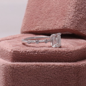 Anillo de compromiso de diamante de corte esmeralda cultivado en laboratorio, de 18K oro macizo, certificado IGI, anillo de regalo de ajuste de pavé lujoso para mujer - Product Image 3