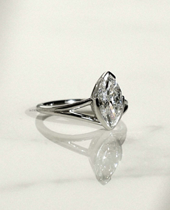 1.50 Ct Marquise Cut Moissanite Bague de fiançailles Ensemble de lunette allongée Bague de mariage solitaire pour femme au design minimaliste moderne - Product Image 2