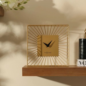 Horloge de table décorative en métal doré pour la présentation sur une table basse et un accent intérieur élégant et contemporain du salon, en provenance d'Inde - Product Image 5