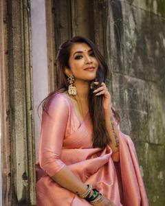 Belle robe de créateur de couleur identique, tissu en soie banarasi de qualité supérieure, tissage zari de cuivre et blouse en soie de Benglori - Product Image 2