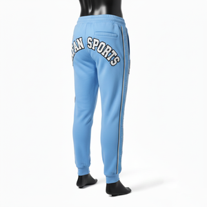 Pantalones deportivos de hombre de felpa premium en azul suave con paneles gráficos laterales y diseño de logotipo bordado personalizado. Pantalones de hombre lavados. - Product Image 2