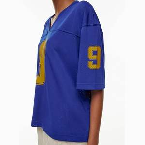 Vente en gros Col en V Maillot de football surdimensionné pour femmes Maillot imprimé respirant Maillot surdimensionné à la mode Confortable et élégant - Product Image 2