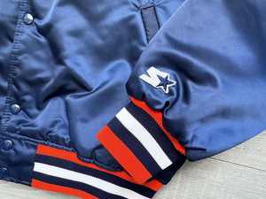 แจ็คเก็ตบอมเบอร์ทีมโรงเรียนผ้าไหมซาตินทำจากผ้าซาตินมีกระดุมสั่งทำเสื้อแจ็กเก็ตวิทยาลัย - Product Image 4