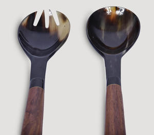 Ensemble de cuillère et de fourchette de service en corne de buffle noire de luxe avec manches en bois pour la présentation élégante de salades, de fruits et de plats, vente en gros - Product Image 1