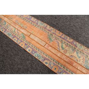 Alfombra de 1.9x7.2 pies, alfombra turca vintage, diseño geométrico naranja con elementos florales. - Product Image 4