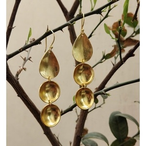 Boucles d'oreilles pendantes en laiton plaqué or faites à la main, style bohème, motif goutte d'eau, pour fêtes, mariages et cadeaux - Product Image 1