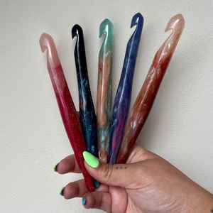 Crochets à crochet en résine faits à la main, aiguilles à tricoter ergonomiques en bois, différentes tailles de 3 mm à 12 mm avec poignée souple, aiguilles à coudre - Product Image 2