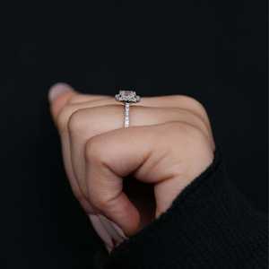 แหวนหมั้นเพชรแล็บทรงเอเมอรัลด์คัทแบบฮาโล - Product Image 4