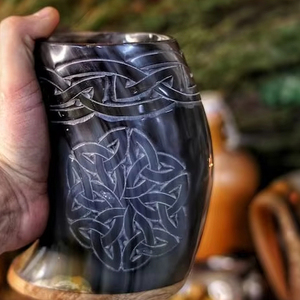 Tasse de chope en corne de buffle brute polie nœuds gravés pour les festivals de Renfaire par l'artisanat du croissant - Product Image 1