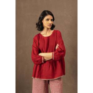 Blusa y Camisa DVE ANISHA para Mujer, Tejida a Mano, de Lino con Pliegues, Color Carmesí - Product Image 3