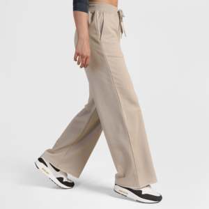 Pantalon de sport taille haute Comfort Max respirant en molleton beige à jambe large pour l'automne - Product Image 5