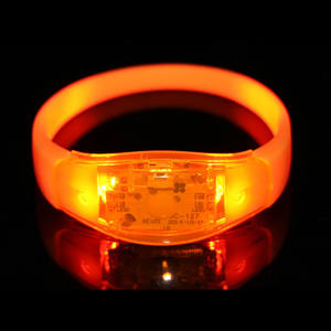 2023 nouveauté cadeaux contrôle du son lampe de poche Led Bracelet en Silicone cadeaux de fête Logo personnalisé LED clignotant Bracelet Bracelet - Product Image 4