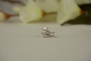 Bague exclusive en diamant de laboratoire poire et taille ronde VS1 clarté IGI SGL certifié or rose or argent fournisseur en gros - Product Image 3