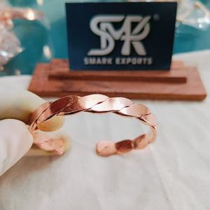 กำไลทองแดงแบบแบน ปรับขนาดได้ งานโลหะทำมือ ผิวเรียบขัดเงา ดีไซน์ดั้งเดิม น้ำหนักเบา เรียบง่าย - Product Image 5