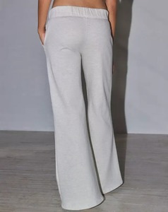 Pantalones de chándal con parte inferior de campana con logotipo personalizado para mujer, cintura elástica, pierna ancha, elásticos, informales, elegantes, con estilo frontal plano, ajustados - Product Image 4