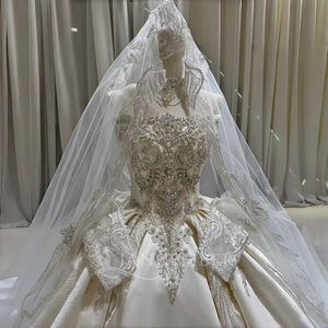 Robe de mariée moderne OY024 à col bateau long, traîne chapelle, avec fleurs en dentelle, cristaux et gants - Product Image 6