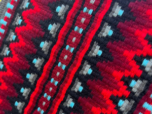 Tapis de selle western polyvalent doublé de laine, garnissage en laine de Nouvelle-Zélande, motif rouge, bleu, gris pour la protection du cheval et les sports équestres - Product Image 2
