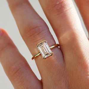 Bague en moissanite taille émeraude sertie en bélière de 2,07 carats, couleur D, pureté VVS1, élégante bague solitaire à taille étagée dans un sertissage moderne en bélière - Product Image 6