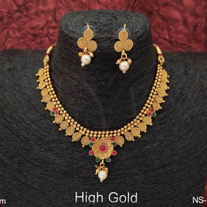 Ensemble de colliers de bijoux antiques de style fantaisie plaqué or - Product Image 1