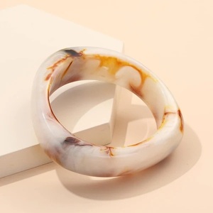 Nueva pulsera de resina acrílica de moda, pulsera de resina gruesa cuadrada y redonda geométrica exagerada para mujer - Product Image 1