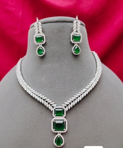 Ensemble de collier plaqué or et argent de créateur AD Stone de superbe qualité avec boucles d'oreilles Collection de vêtements de fête pour femmes et filles - Product Image 3