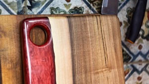 Tabla de Cortar de Madera con Diseño de Resina Roja, Tabla de Cortar Artesanal Moderna, Perfecta para Preparar en la Cocina y Servir en la Mesa, de la India - Product Image 2